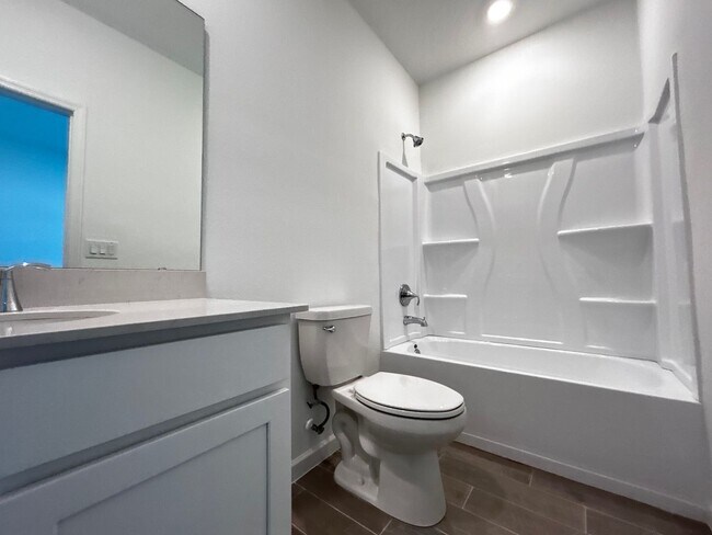Building Photo - Brand New Pristine 4/3 minutes from River ...