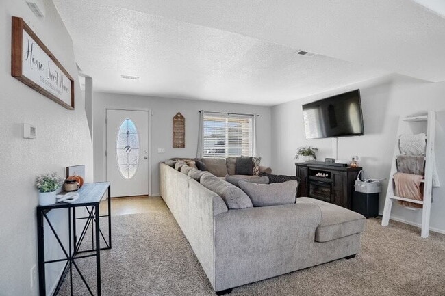 Building Photo - 2205 Meadowlark Ln