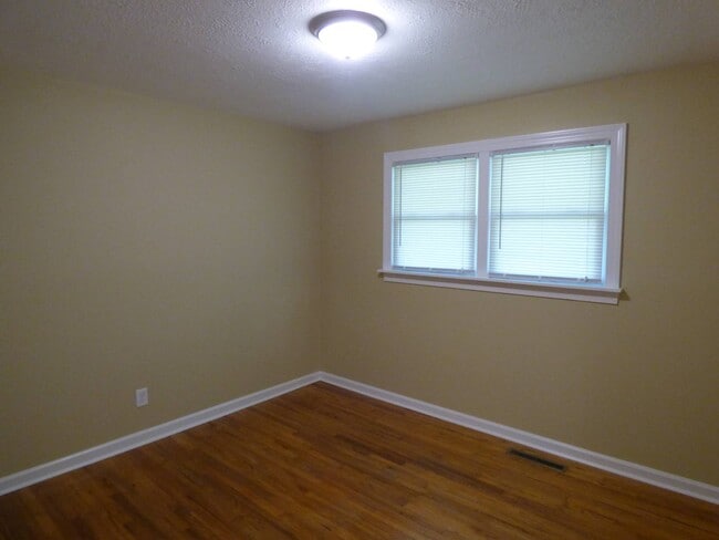 Building Photo - 901 Barn St