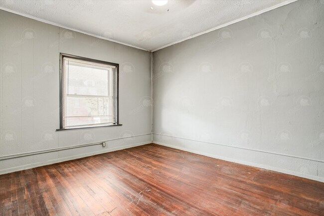 Building Photo - 3706 E 7 St