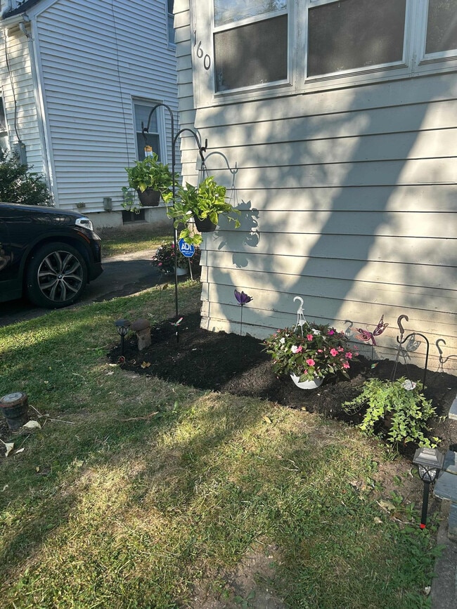 Building Photo - 160 Stafford Ave