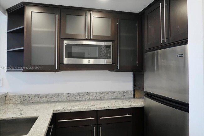 Building Photo - 540 Brickell Key Dr