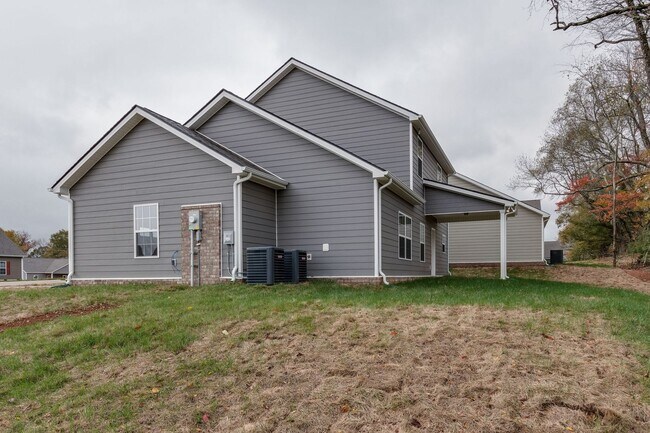 Building Photo - Live in Style and Comfort in Sought-After ...