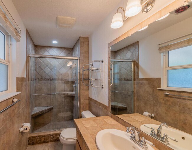 Building Photo - 7113 Welton Dr NE