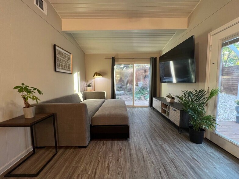 Primary Photo - 211 Lessin Ln