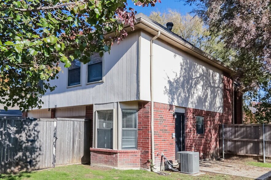 Building Photo - 618 Bandera St