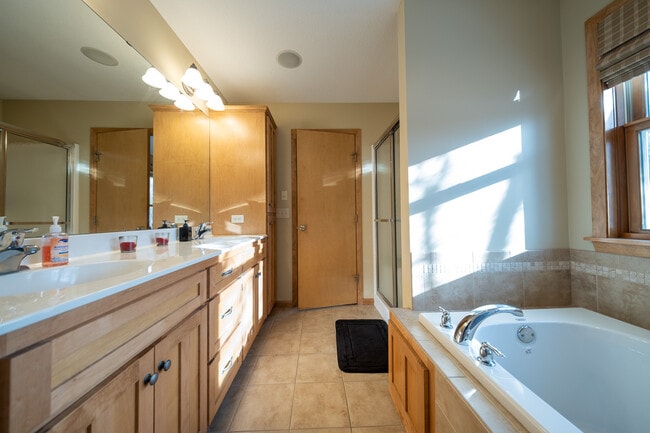 Building Photo - 572 Danube Ave