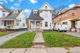 Building Photo - 945 Oak St