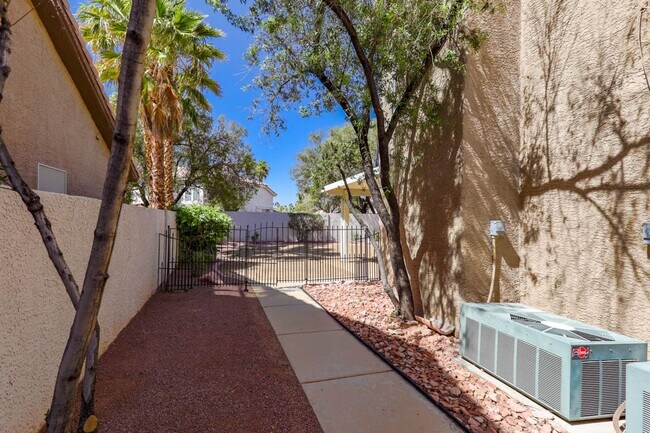 Building Photo - Beautiful 4 Bedroom Henderson Home