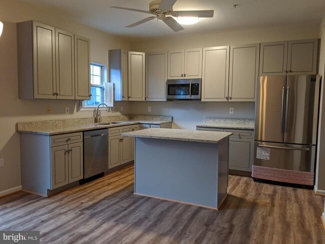 Building Photo - 2203 Montauk Dr
