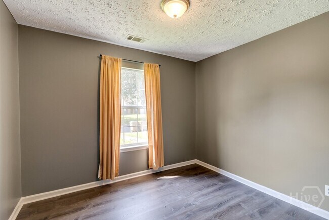 Building Photo - 402 Sterling Creek Dr
