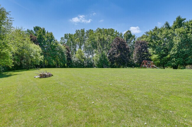 Building Photo - 7 Creekside Ln