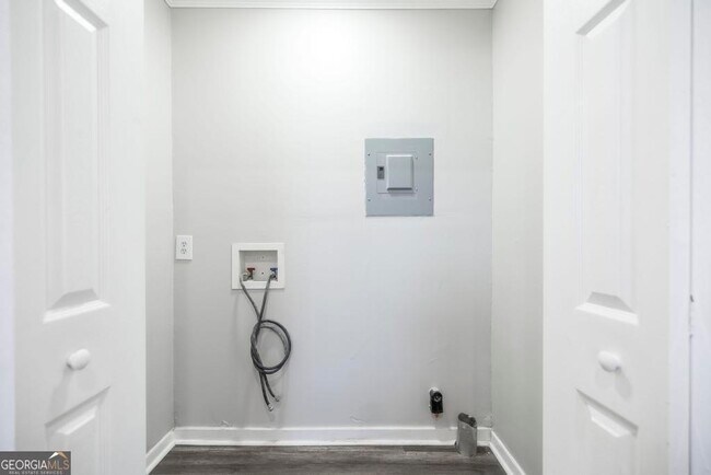 Building Photo - 1930 Northbrook Ave