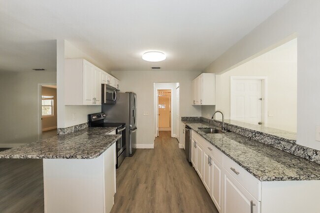 Building Photo - 3 Bedroom Home with Private Pool in Inverness