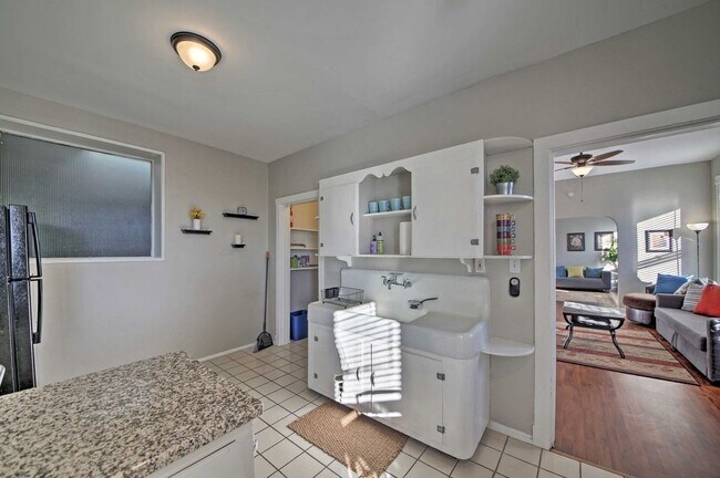 Building Photo - Surprisingly Spacious Apartment with ALL u...