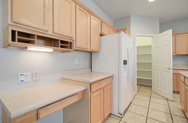 Building Photo - 2026 E County Down Dr