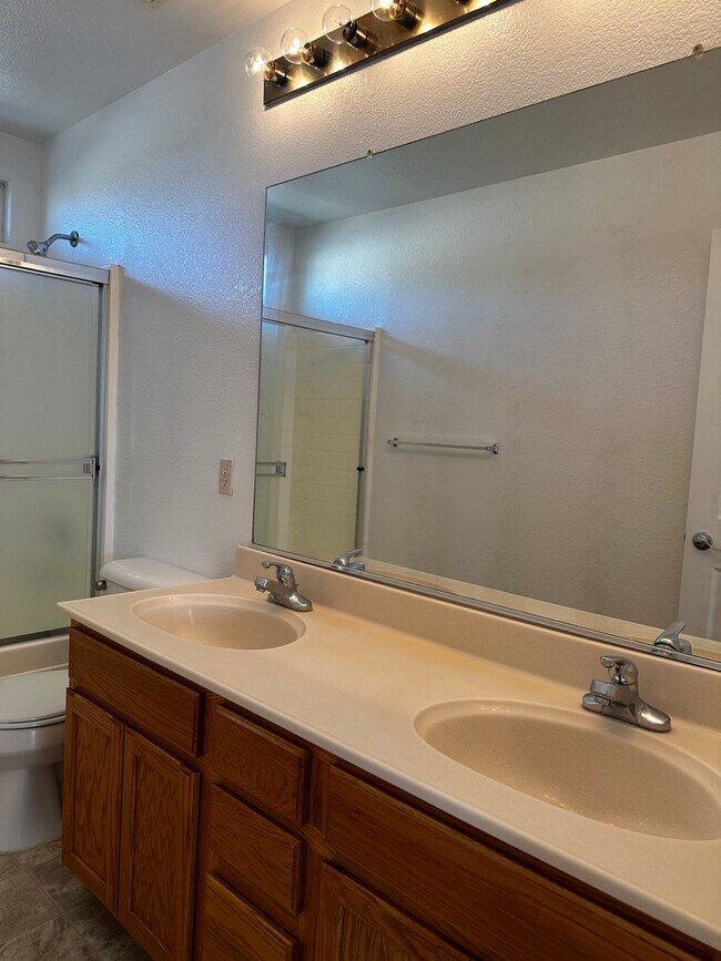 Building Photo - Looking for a Great Place to live?