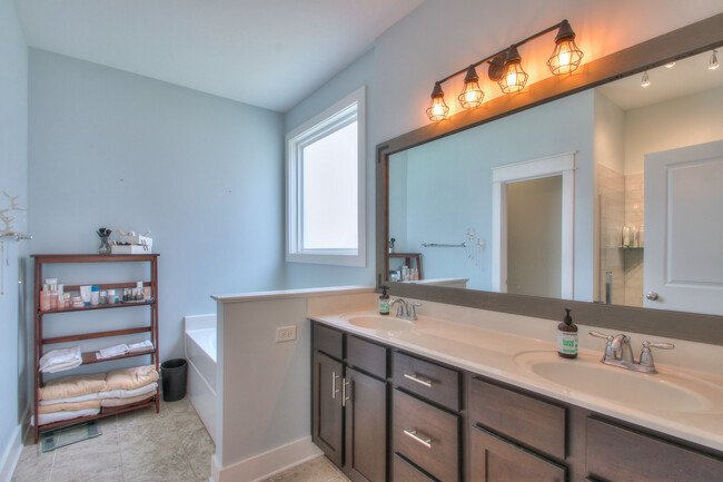 Building Photo - 1113 Camden Cir