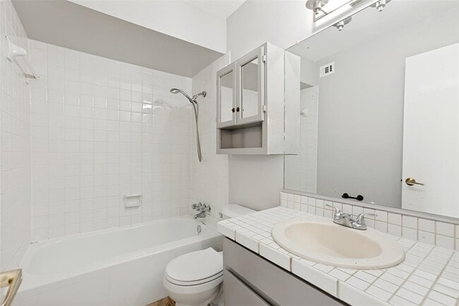Building Photo - 6910 Hart Ln