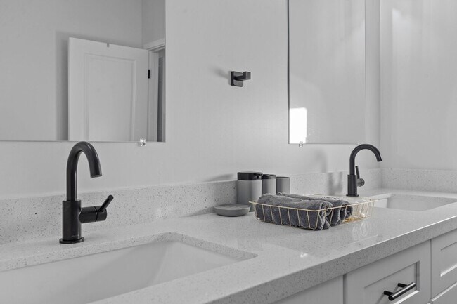 Building Photo - 3757 E Van Buren St