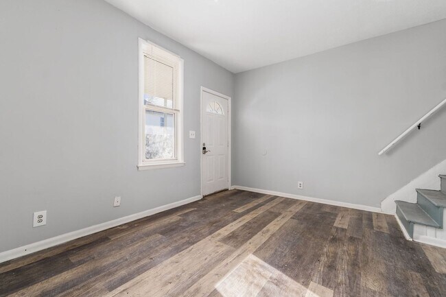 Building Photo - Freshly Updated Townhome Apartment!