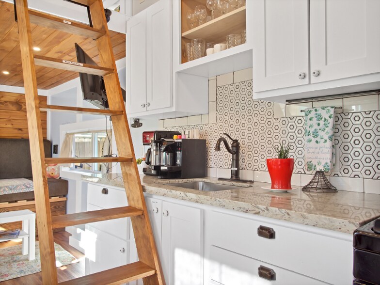 Building Photo - 7917 Roswell St