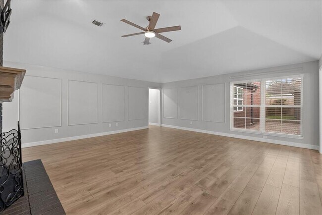 Building Photo - 2105 Murfield Dr