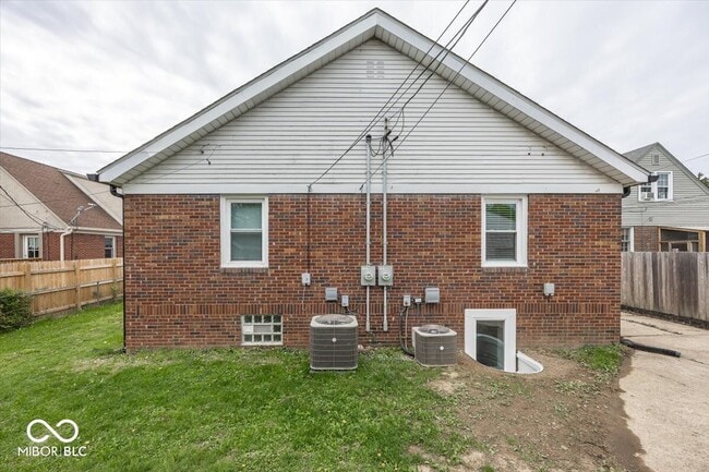 Building Photo - 5414 E 10th St