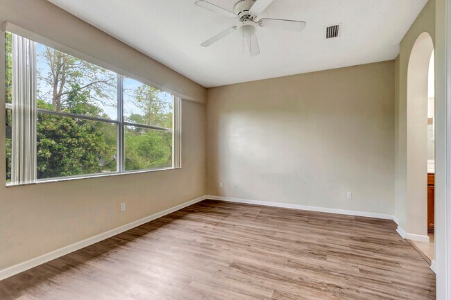 Building Photo - 253 Catriona Dr