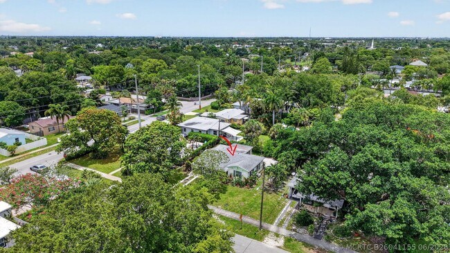 Building Photo - 841 SW 18th Ct