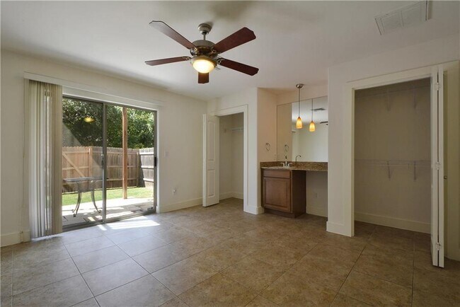 Building Photo - 13420 Lyndhurst St