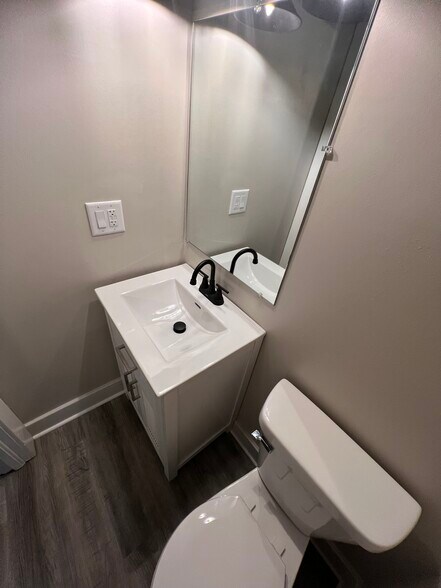 Building Photo - 1410 Center St