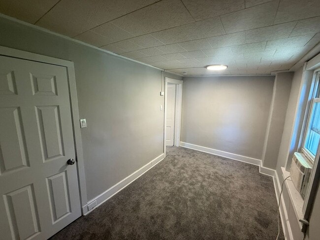 Building Photo - Single Family-half double- 2 bedroom/1 bat...