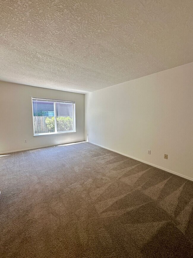 Building Photo - Large Three Bedroom Duplex in Keizer