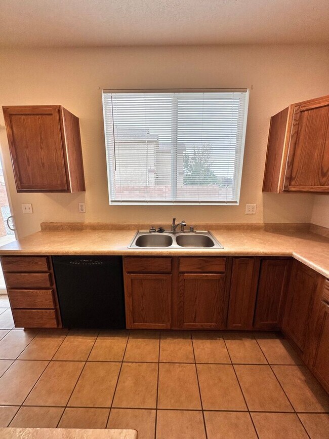 Building Photo - Stunning 2 story 2575 sq ft home- New Carpet