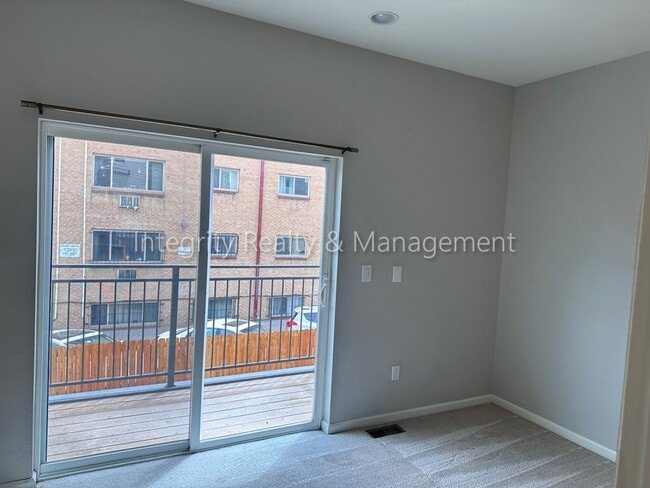 Building Photo - 5 Bed/4 Bath, 2,553 Sqft -1259 N Washingto...