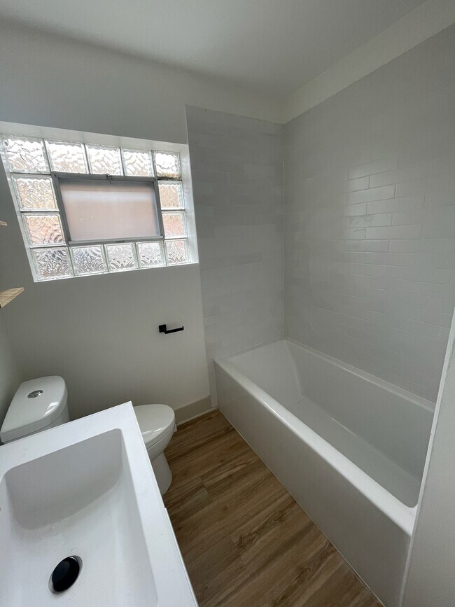 Building Photo - 4243 W Haddon Ave