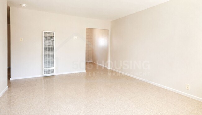 Building Photo - Large Move-In Ready 1-Bedroom Near Kirtland AFB