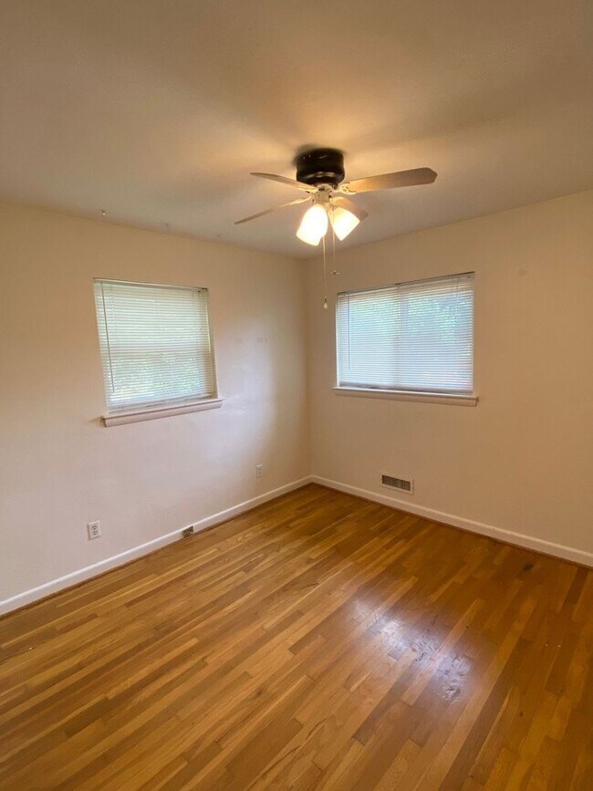Building Photo - Move In Ready! "ASK ABOUT OUR ZERO-DEPOSIT...
