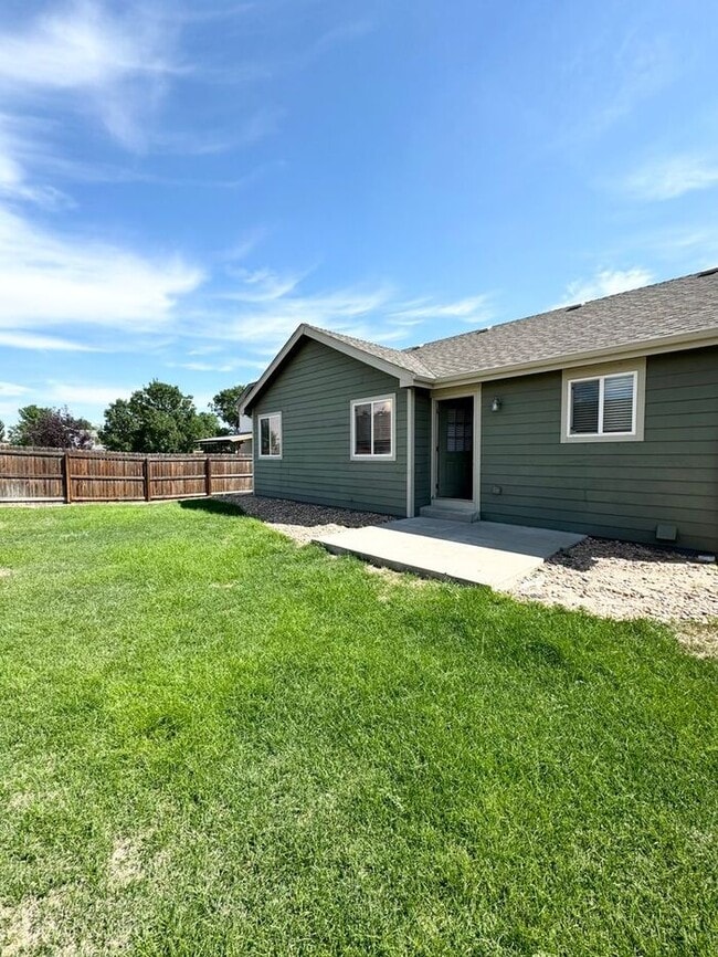 Building Photo - Spacious Ranch Style Home with 3 Bedrooms ...