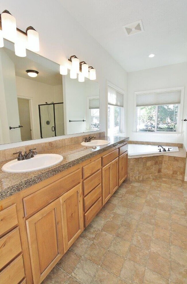 Building Photo - Stunning Home w/Open Floor-plan