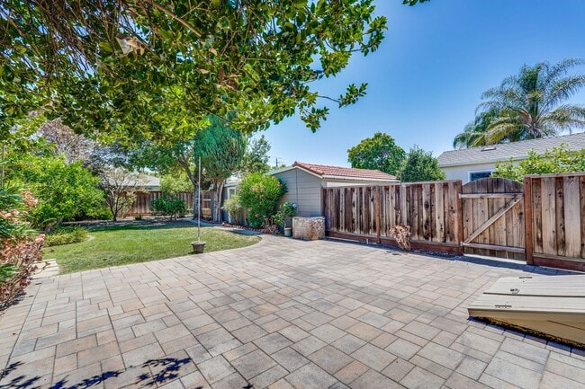 Building Photo - 1940's Quaint 2 Bedroom Single Story Home off of Hedding Street with Modern Amenities & Great Bac...