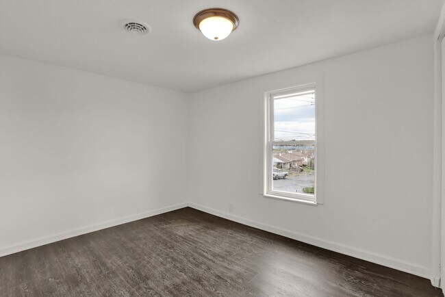 Building Photo - 569 Pleasant St