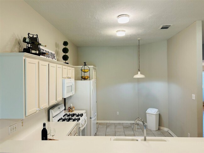 Building Photo - 1404 Helmsley Dr