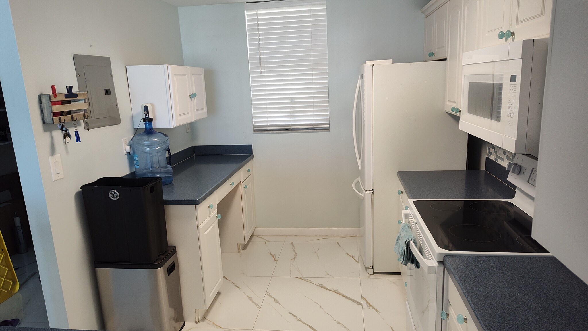 Building Photo - 9940 S Ocean Dr