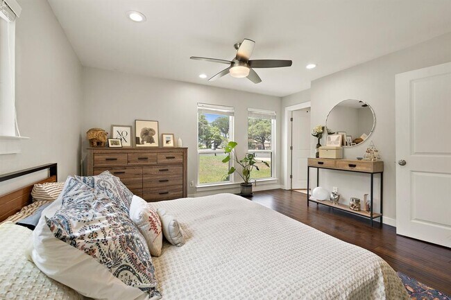 Building Photo - 2101 Falcon Hill Dr