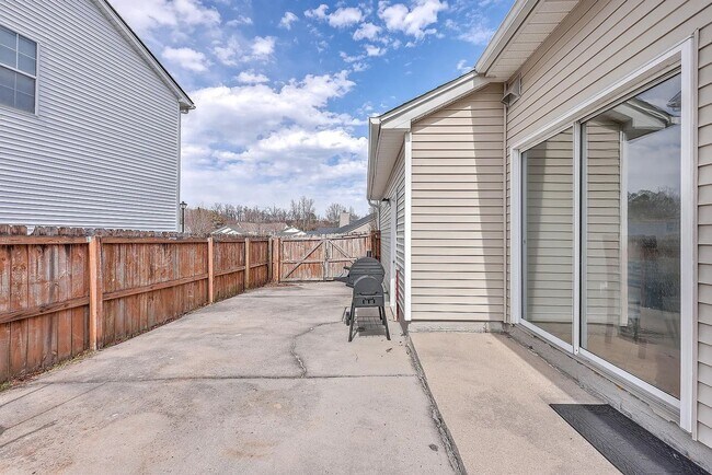 Building Photo - Spacious Living in Goose Creek