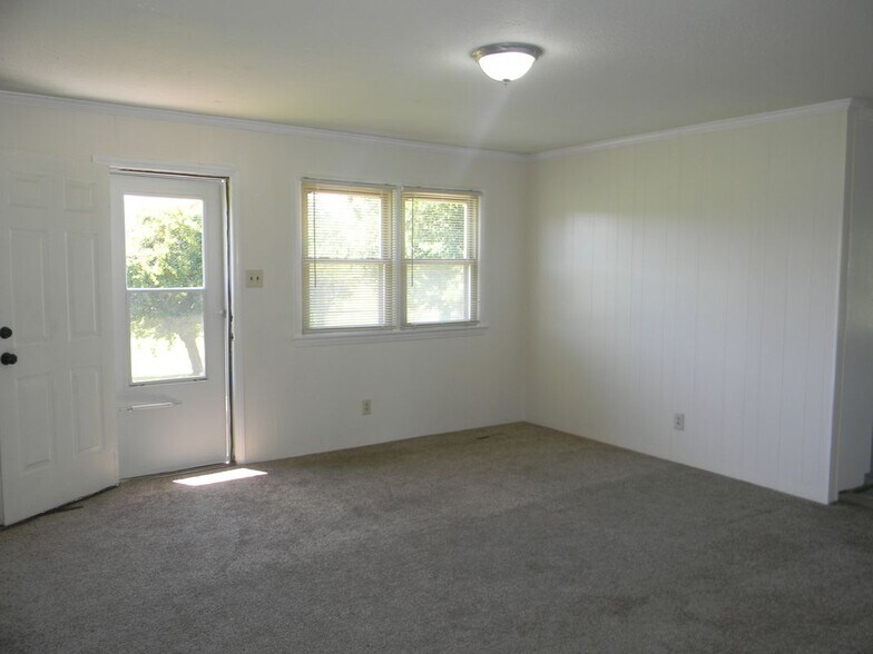 Building Photo - 802 Westview Ct