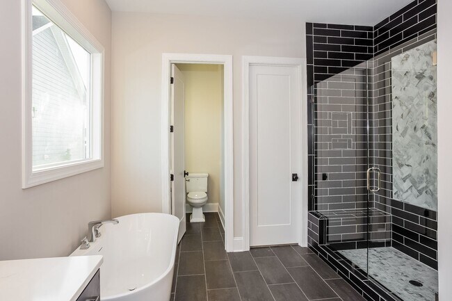 Building Photo - 3BR/3BA w/ Designated Office & Loft