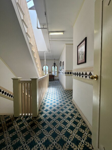 Building Photo - 2028 Beachwood Dr